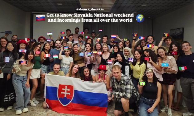 Slovenskí medici a zahraniční stážisti so slovenskou vlajkou na víkende Get to Know Slovakia