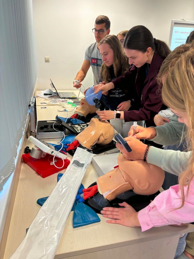 Študenti nacvičujú intubáciu na figurínach
