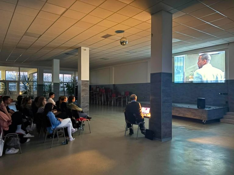 Študenti pozerajú epizódu seriálu Dr. House na seminári