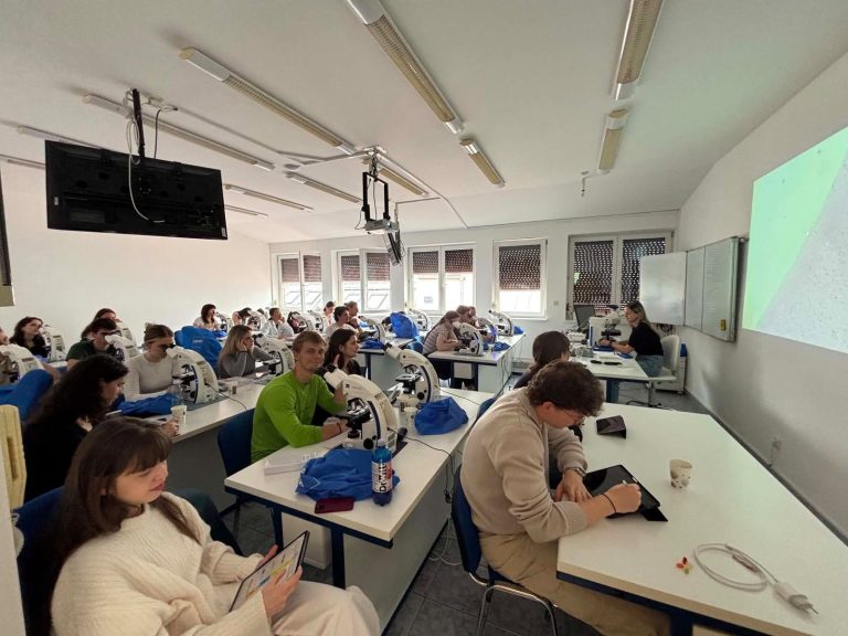 Študenti pri mikroskopoch na histologickom seminári
