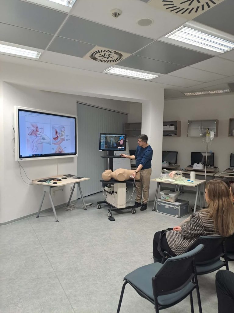Lekár vedie urologický seminár so simulačnou figurínou