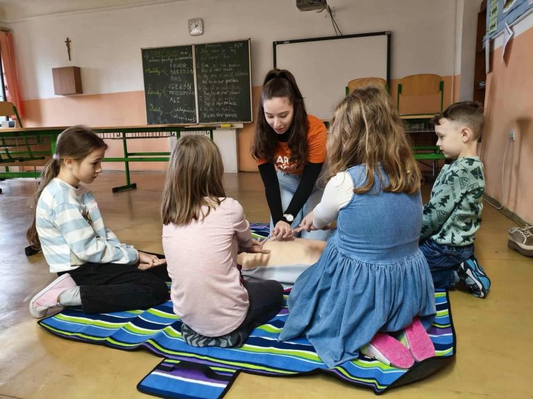 Deti nacvičujú resuscitáciu na figurínach