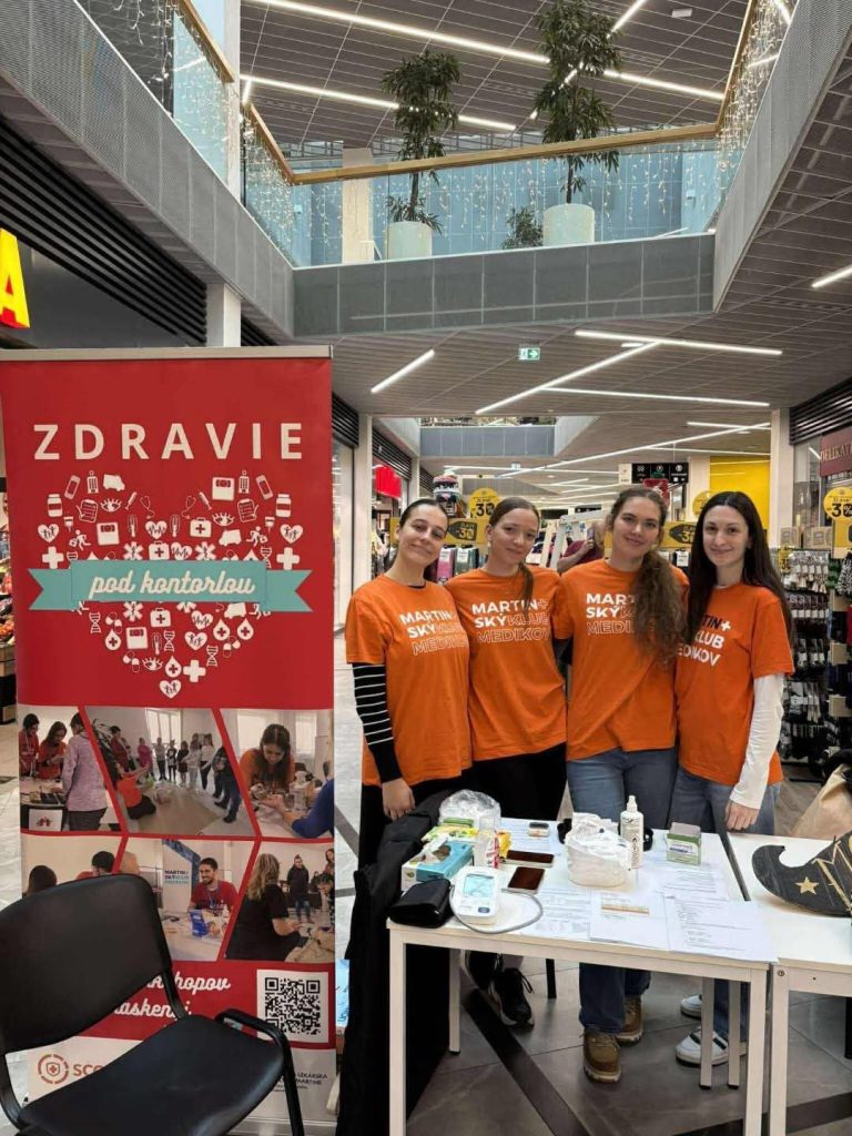 Dobrovoľníci SCOPH pri stánku Zdravie pod kontrolou v obchodnom centre