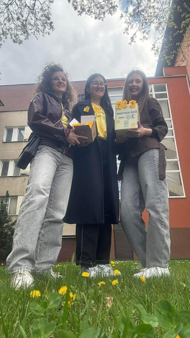 Dobrovoľníčky s krabičkami narcisov počas Dňa narcisov