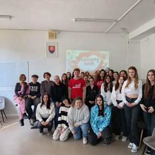 Účastníčky prednášky Dievčenský kútik s lektorkami SCORA v triede