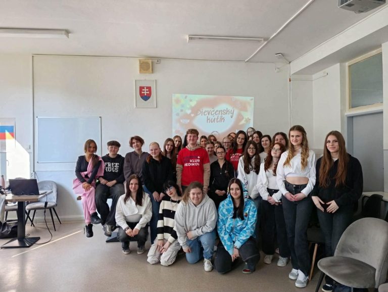 Účastníčky prednášky Dievčenský kútik s lektorkami SCORA v triede