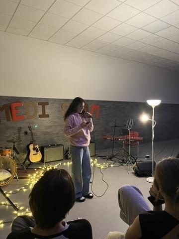 Slam poetka vystupuje na Medislame